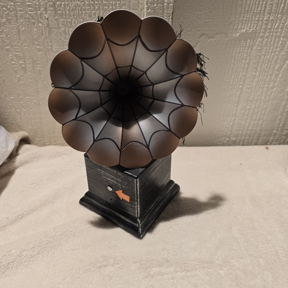 Animated Gemmy Gramaphone plays "Werewolf of London Death March" prop